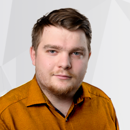 Junger Mann mit kurzem, gestyltem Haar, trägt ein oranges Hemd, neutraler Hintergrund. Sebastian Oelschläger