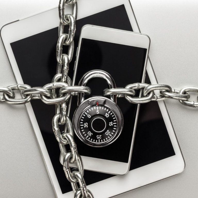 Ein Smartphone, das von einer Kette umgeben und mit einem Vorhängeschloss gesichert ist.